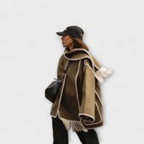 Chanel - Casaco Estiloso com Cachecol